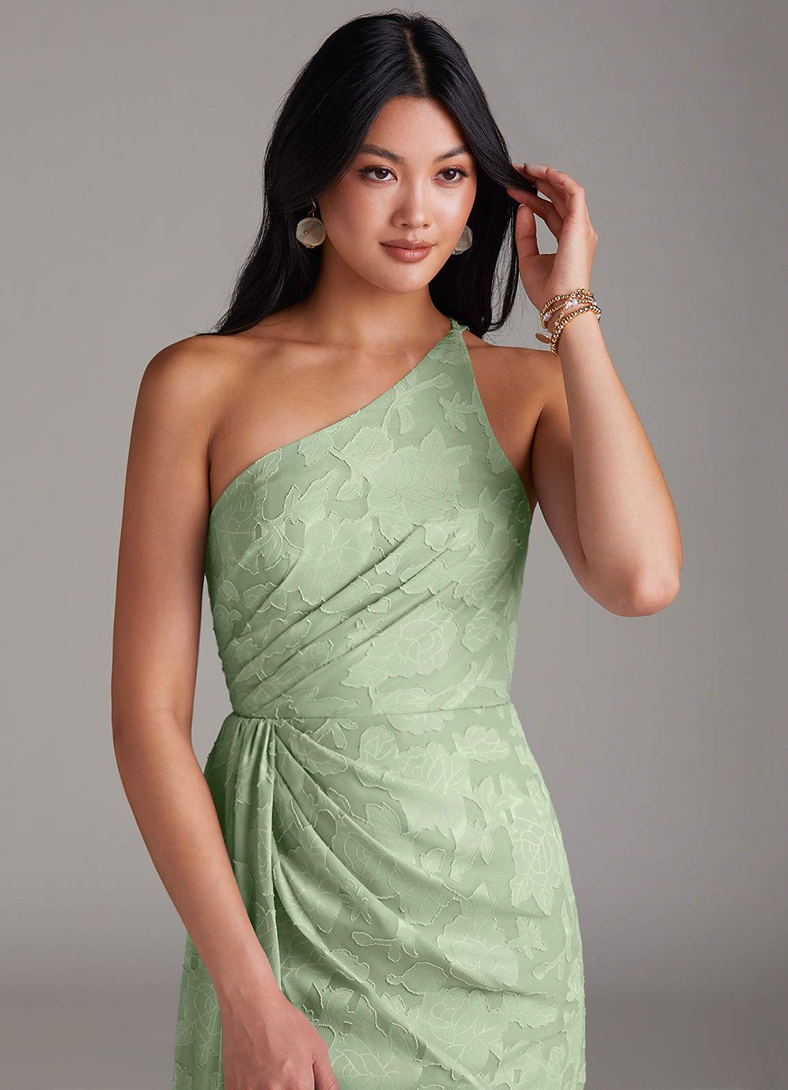 Azazie Mika Jurken voor bruidsmeisjes Jurk van Bloemen Burn-out met Kolom One-Shoulder Stoffige Salie image4