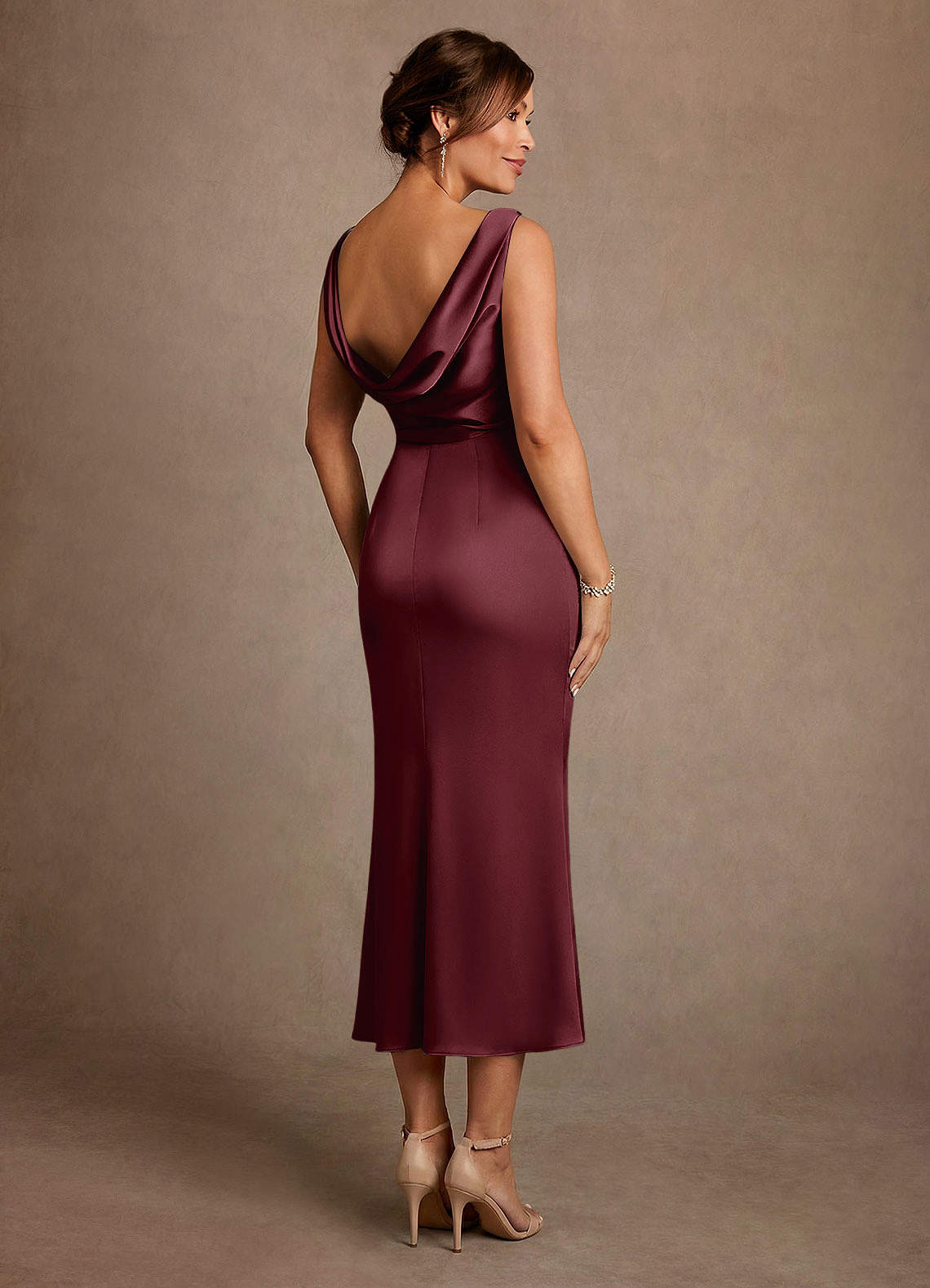 Azazie Mazhe Vestidos para mãe da noiva Vestido Cabernet de Cetim elástico de Linha A com Plissado image1