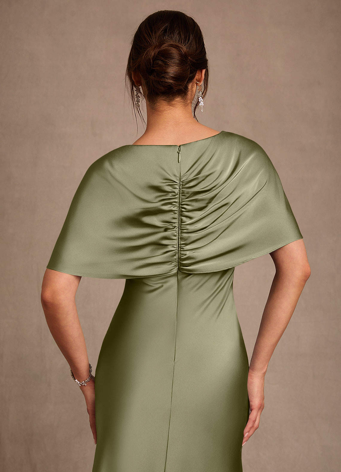 Azazie Dosia vestidos de madre de la novia Vestido de Pistacho de Satén Elástico de Corte Recto con Plisado image4
