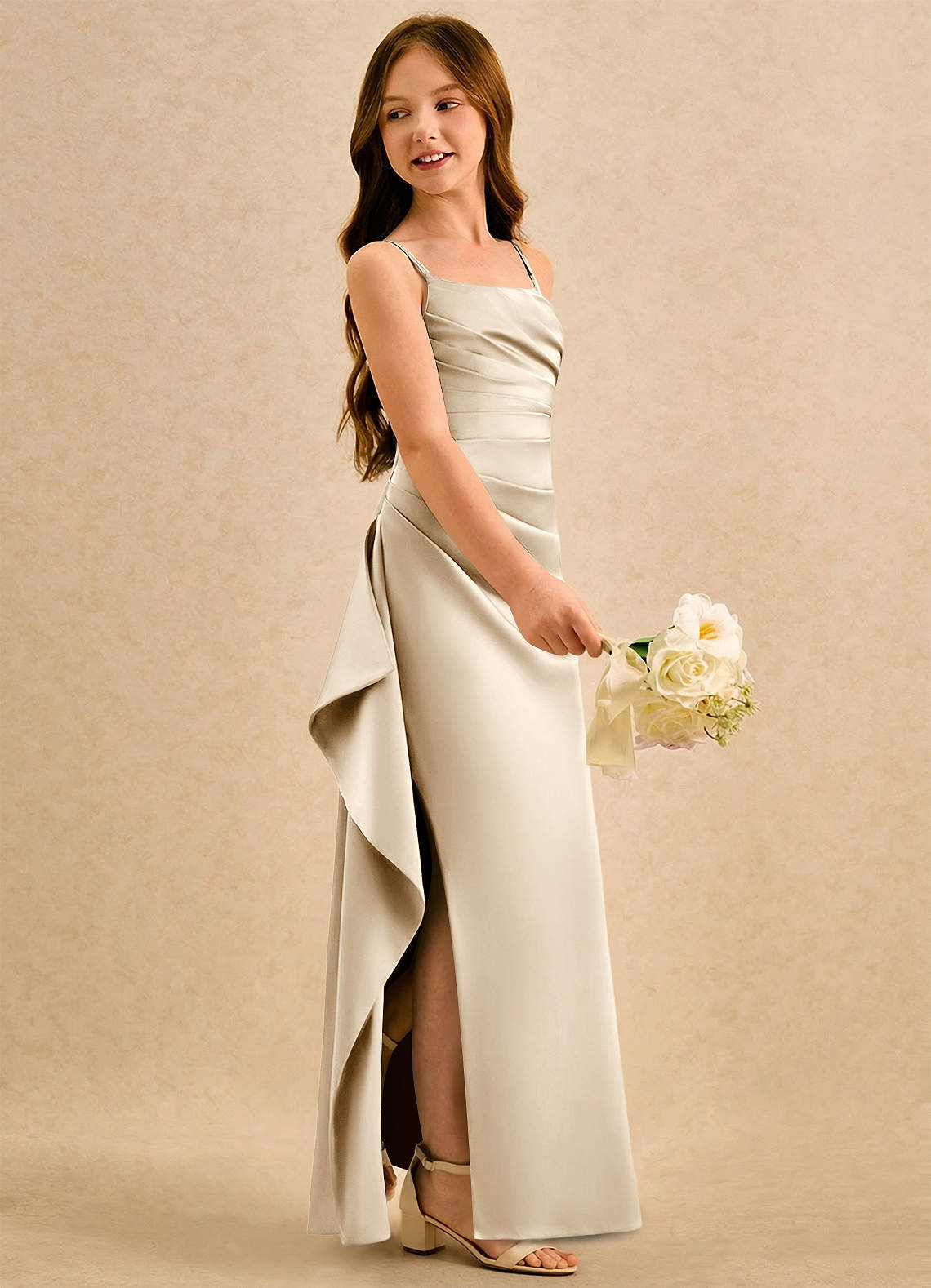 Azazie Cannoli Girls Formal Robe Demoiselle D'honneur Fillette Robe Trapèze en Mat Satiné Plissée Champagne image3