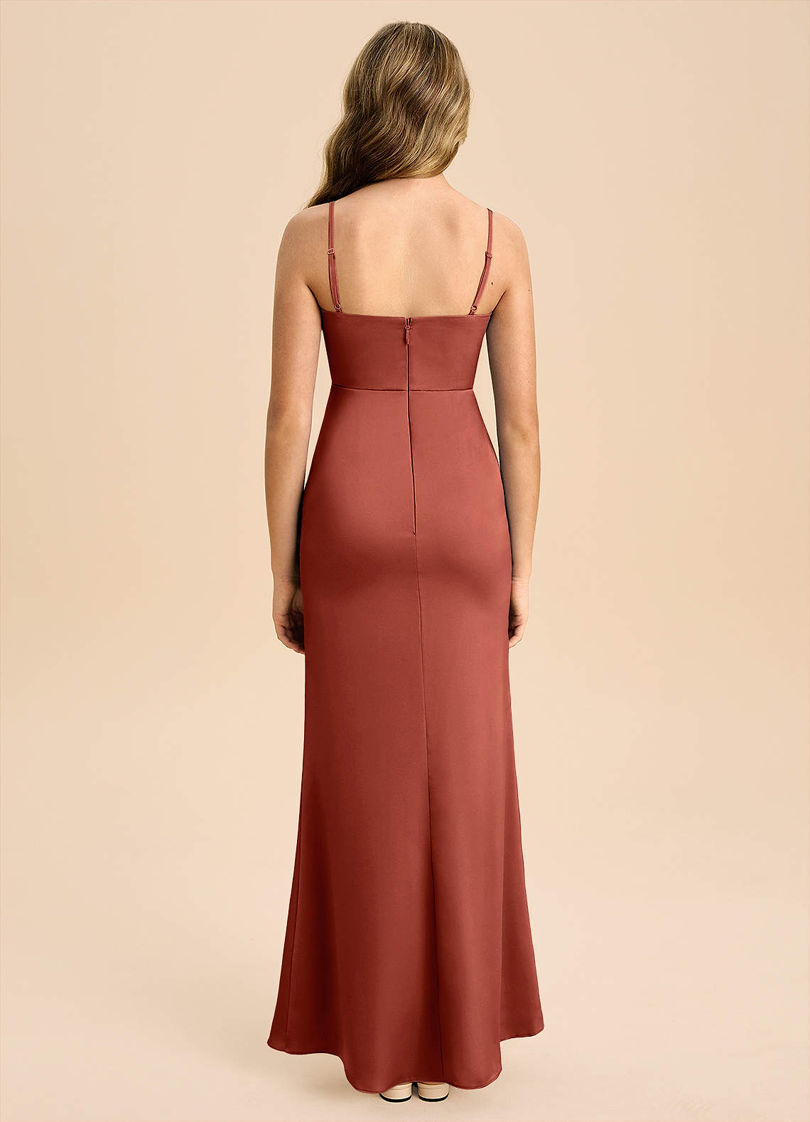 Azazie Buzzy Junior Robe Fourreau en Satin extensible Plissée Terracotta image1