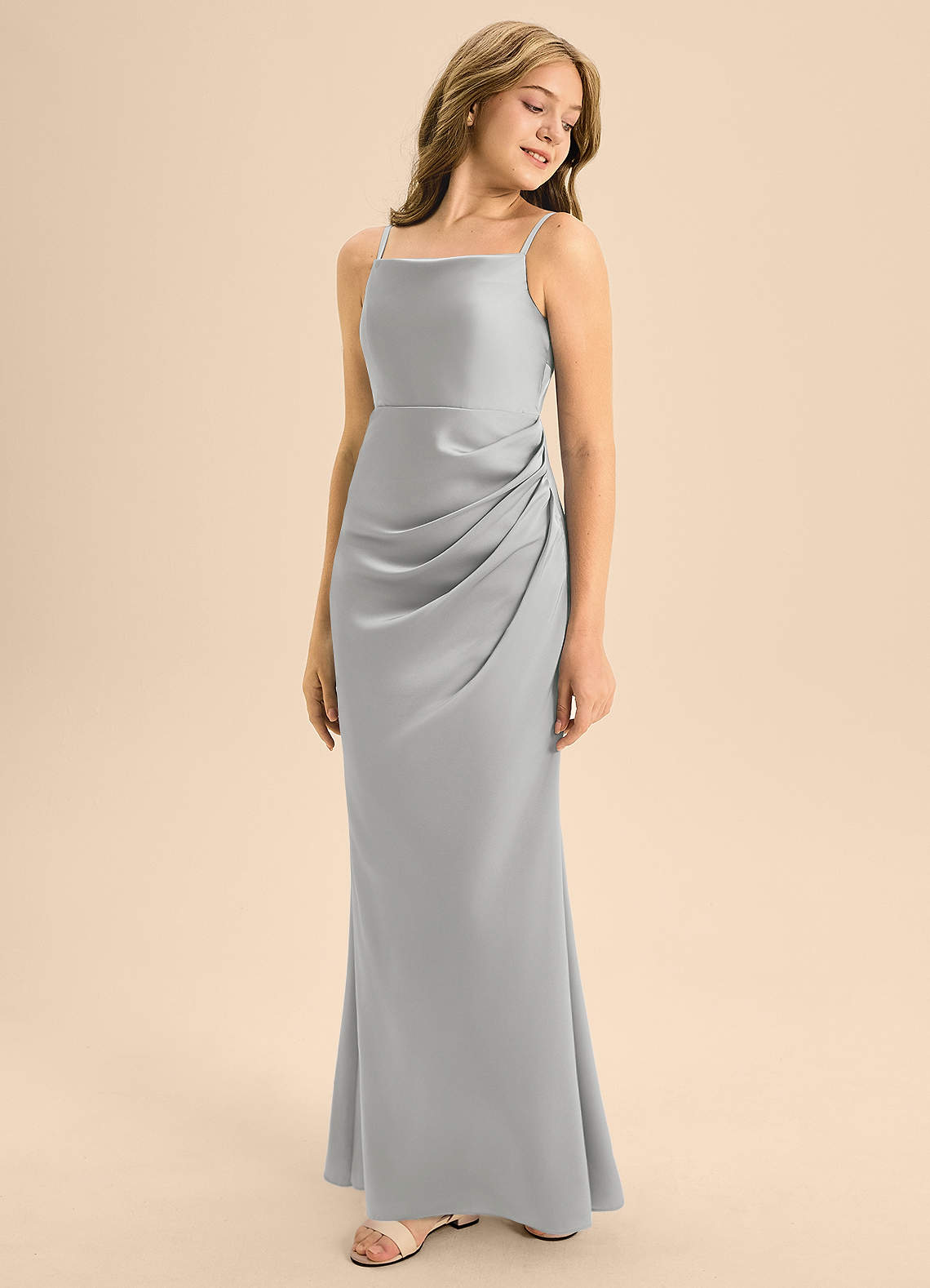 Azazie Renna Junior Vestido de Plata de Satén Elástico de Corte En A con Plisado image1