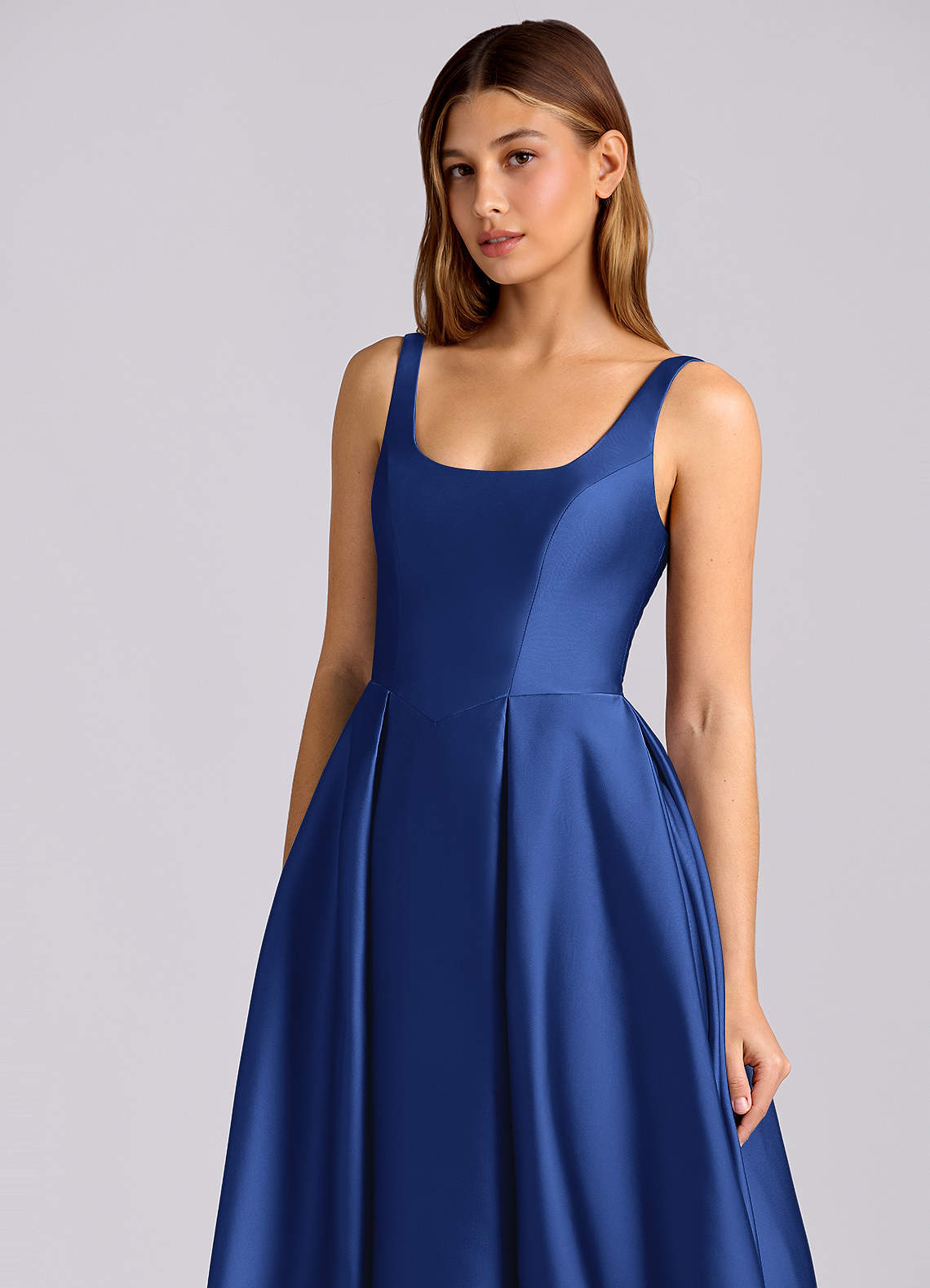Azazie Amalie Vestidos de madrinha de casamento Vestido Royal Blue de Cetim elástico de Linha A com Plissado image5