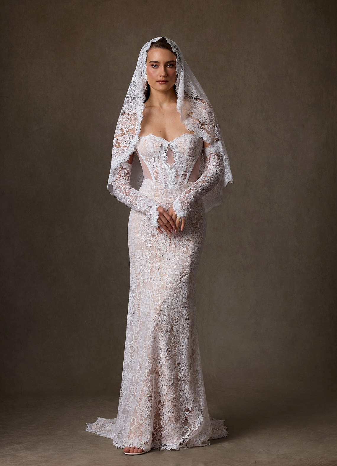 front Welon koronkowy Mantilla z kwiatowym wzorem, sięgający do bioder