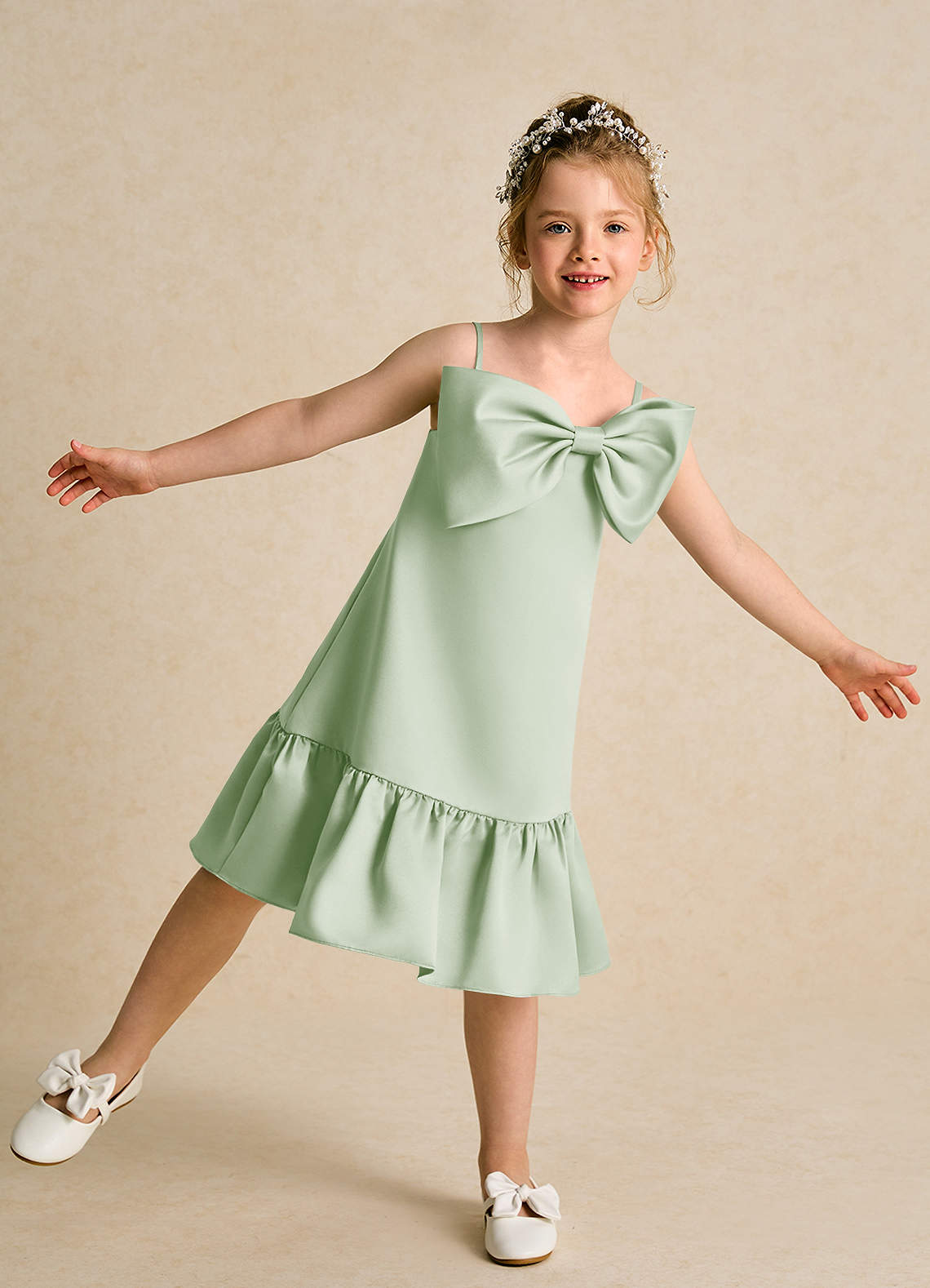 Azazie Kiwi Blumenmädchenkleider A-Linie Spaghetti Riemen Matte Satin Kleid Staubiger Salbeigrün image1