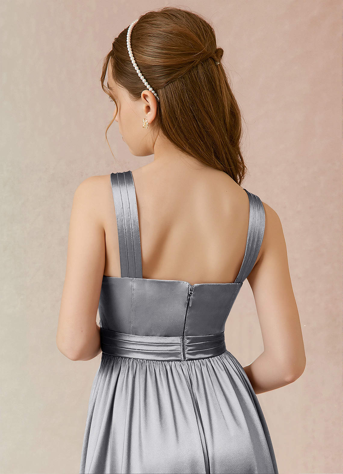 Azazie Jiya Junior Vestido de Plata de Satén Metálico de Corte en A con Plisado image3