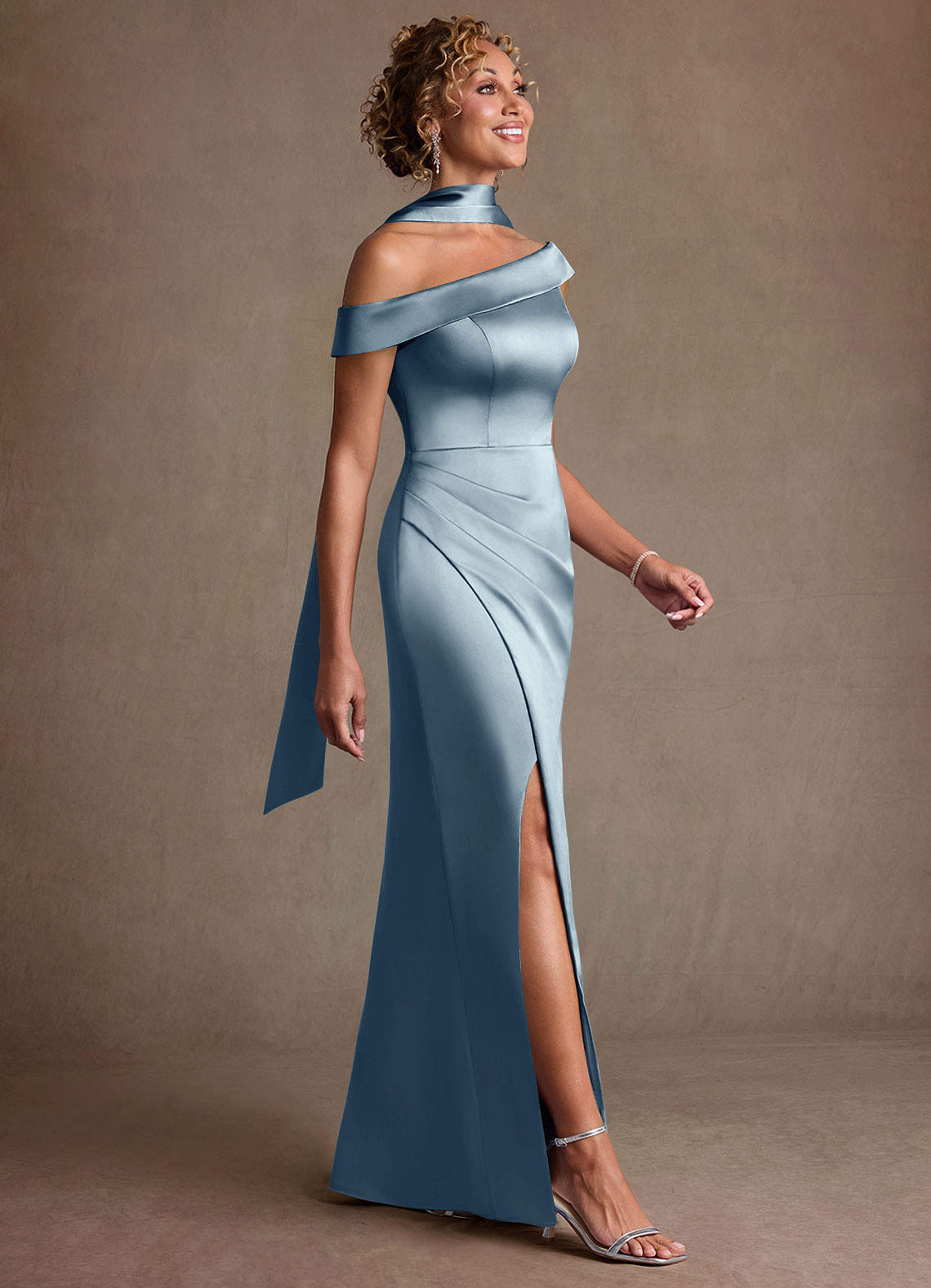 Azazie Kamala Vestidos para mãe da noiva Vestido Azul Empoeirado de Cetim elástico de Bainha com Um ombro image2