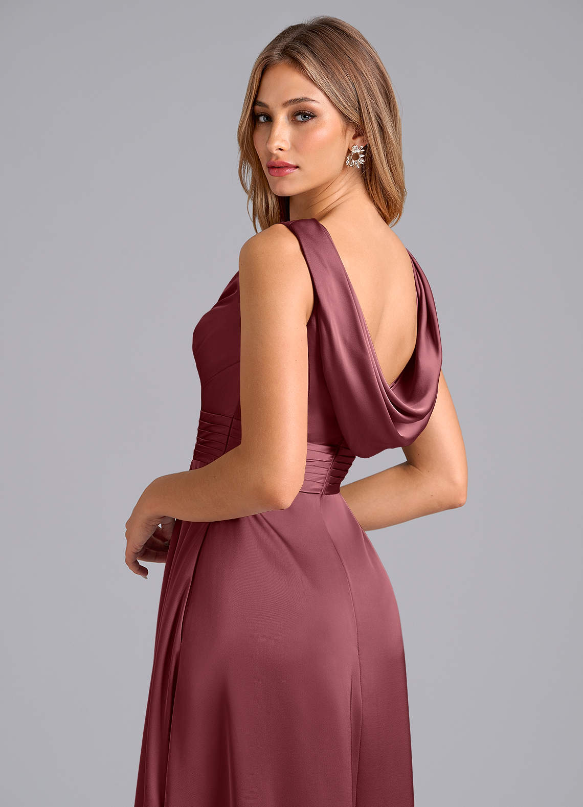 Azazie Karina Essayer des robes à la maison Robe Trapèze en Satin extensible Plissée Rose Du Désert image1