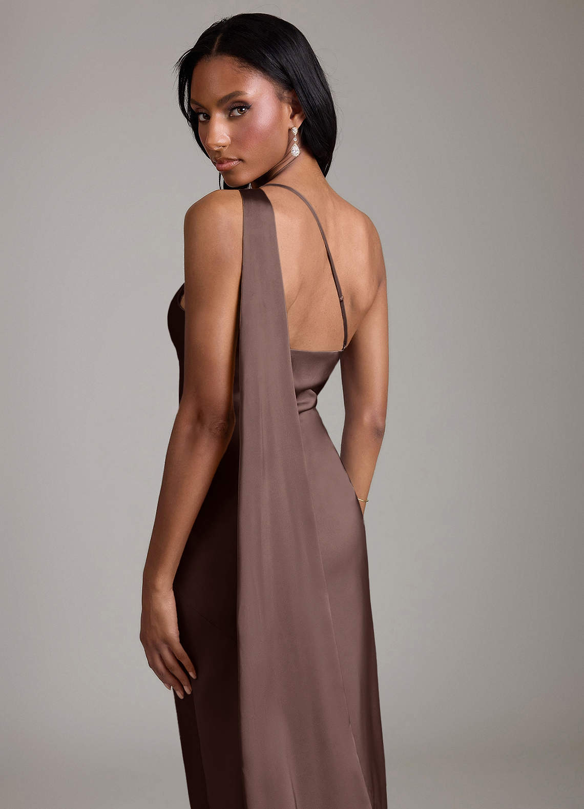 Azazie Juniper Vestidos de damas de honor Vestido de Ganache de Satén Elástico de Corte Sirena con Hombro unilateral image1