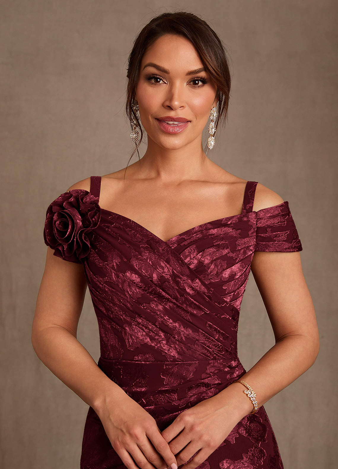 Azazie Bernadette Vestidos para mãe da noiva Vestido Cabernet de Esgotamento Floral de Linha A com Fora do ombro image3