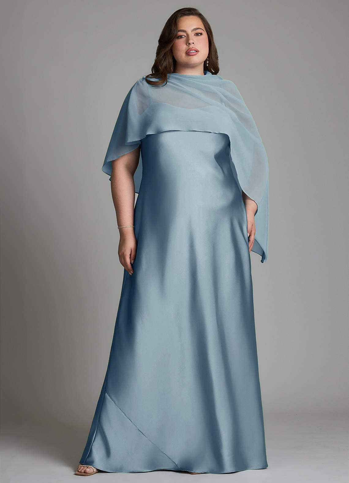 Azazie Jaleesa Vestidos de damas de honor Vestido Azul Polvoriento de Satén Elástico de Corte Recto con Cuello alto image1