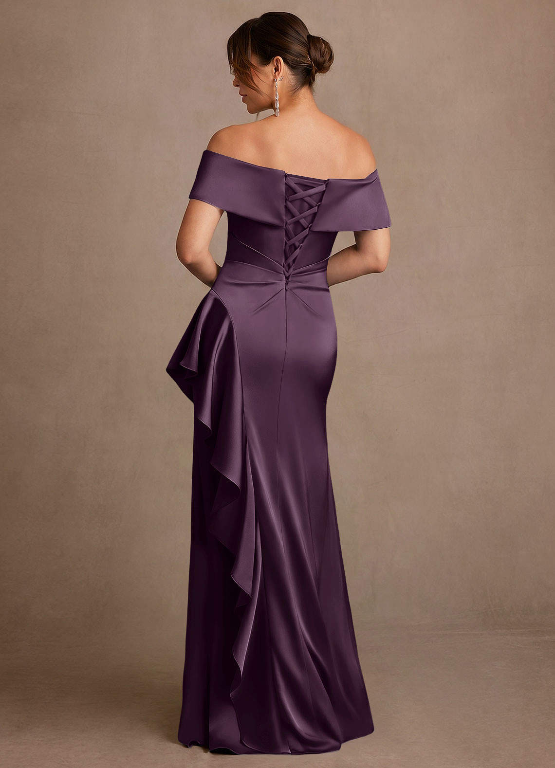 Azazie Kirsty vestidos de madre de la novia Vestido de Ciruela de Satén Elástico de Corte Recto con Vestidos sin tirantes image1