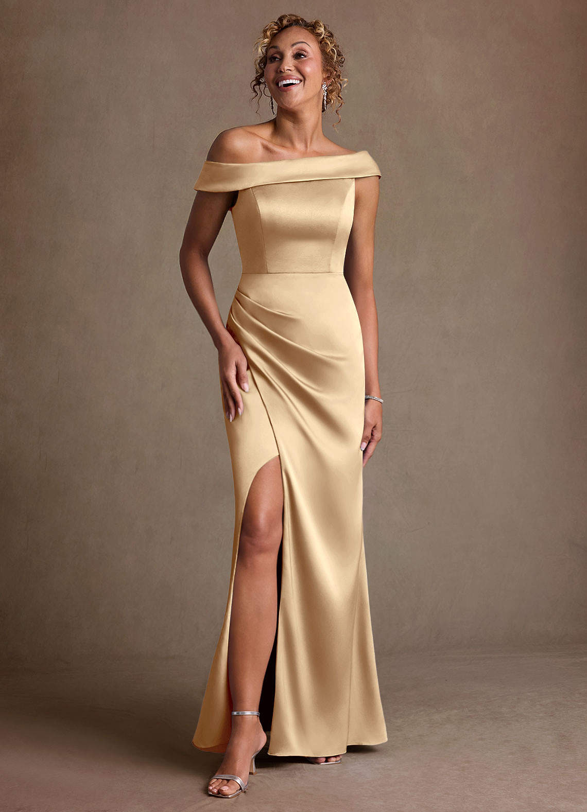 Azazie Kamala Vestidos para mãe da noiva Vestido Champanhe de Cetim elástico de Bainha com Um ombro image5
