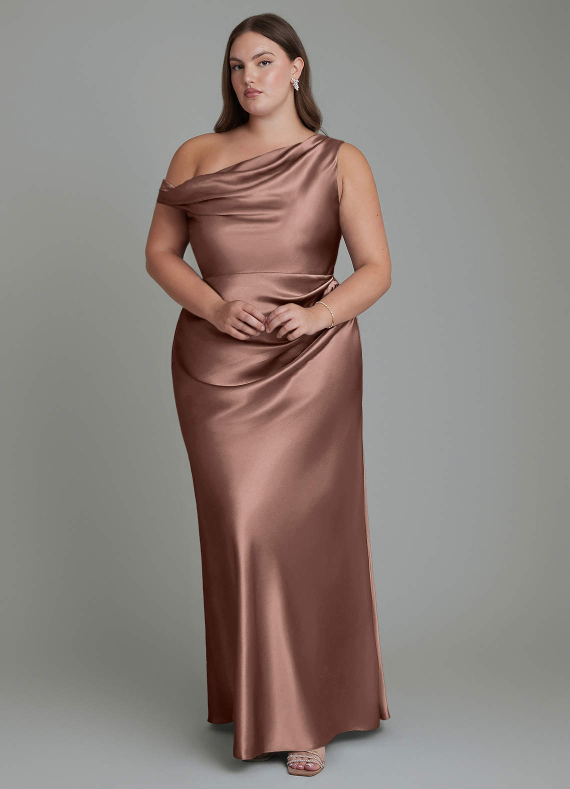 Azazie Emerson Jurken voor bruidsmeisjes Jurk van Metaalachtig Satijn met Zeemeermin Off-shoulder Espresso image1