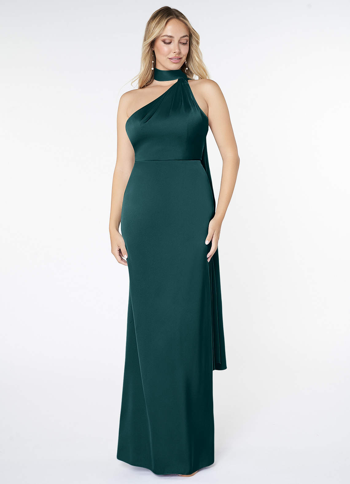 Azazie Kaylani Vestidos de damas de honor Vestido de Pino de Satén Elástico de Corte Sirena con Cuello Alto image1