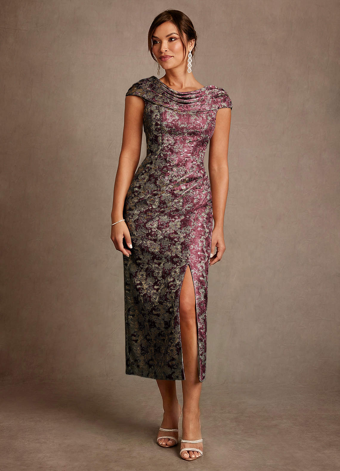 Azazie Alpine Mère de la mariée Robes Robe Trapèze en Jacquard Floral Plissée Cabernet image2