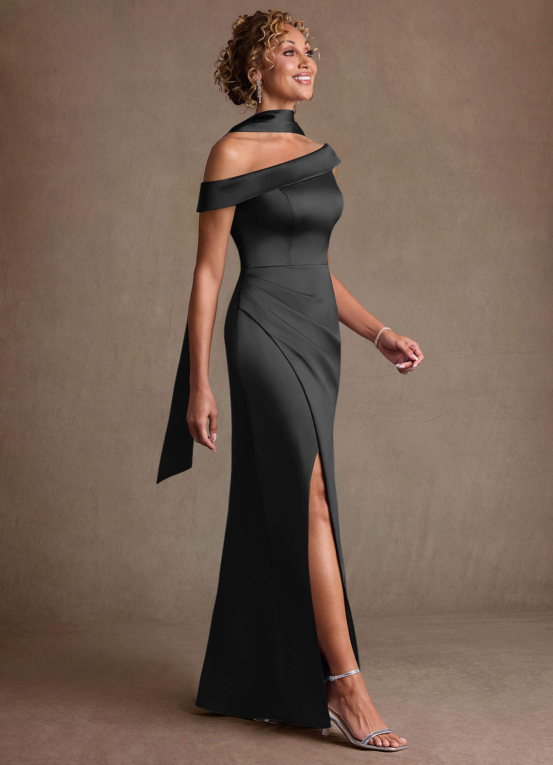 Azazie Kamala Vestidos para mãe da noiva Vestido Preto de Cetim elástico de Bainha com Um ombro image2
