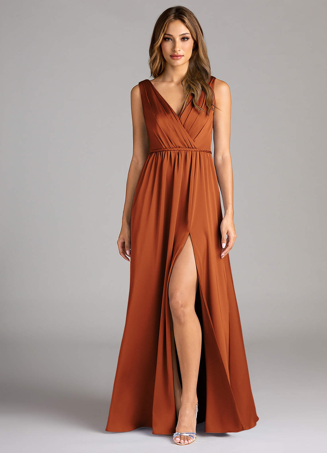 Azazie Tanicia Robes de demoiselle d'honneur Robe Trapèze en Satin extensible Plissée Cannelle image1