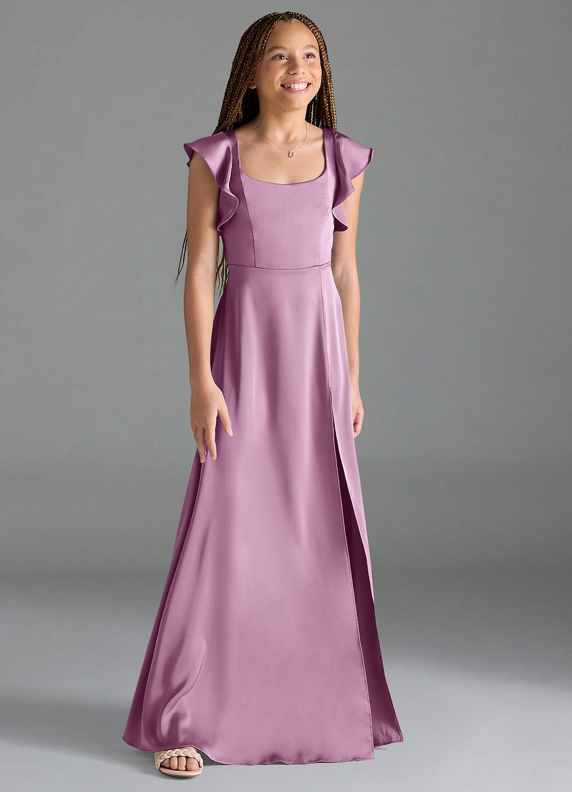 Azazie Bondi Junior Vestido Glicínia de Cetim elástico de Linha A com Fenda Lateral image2