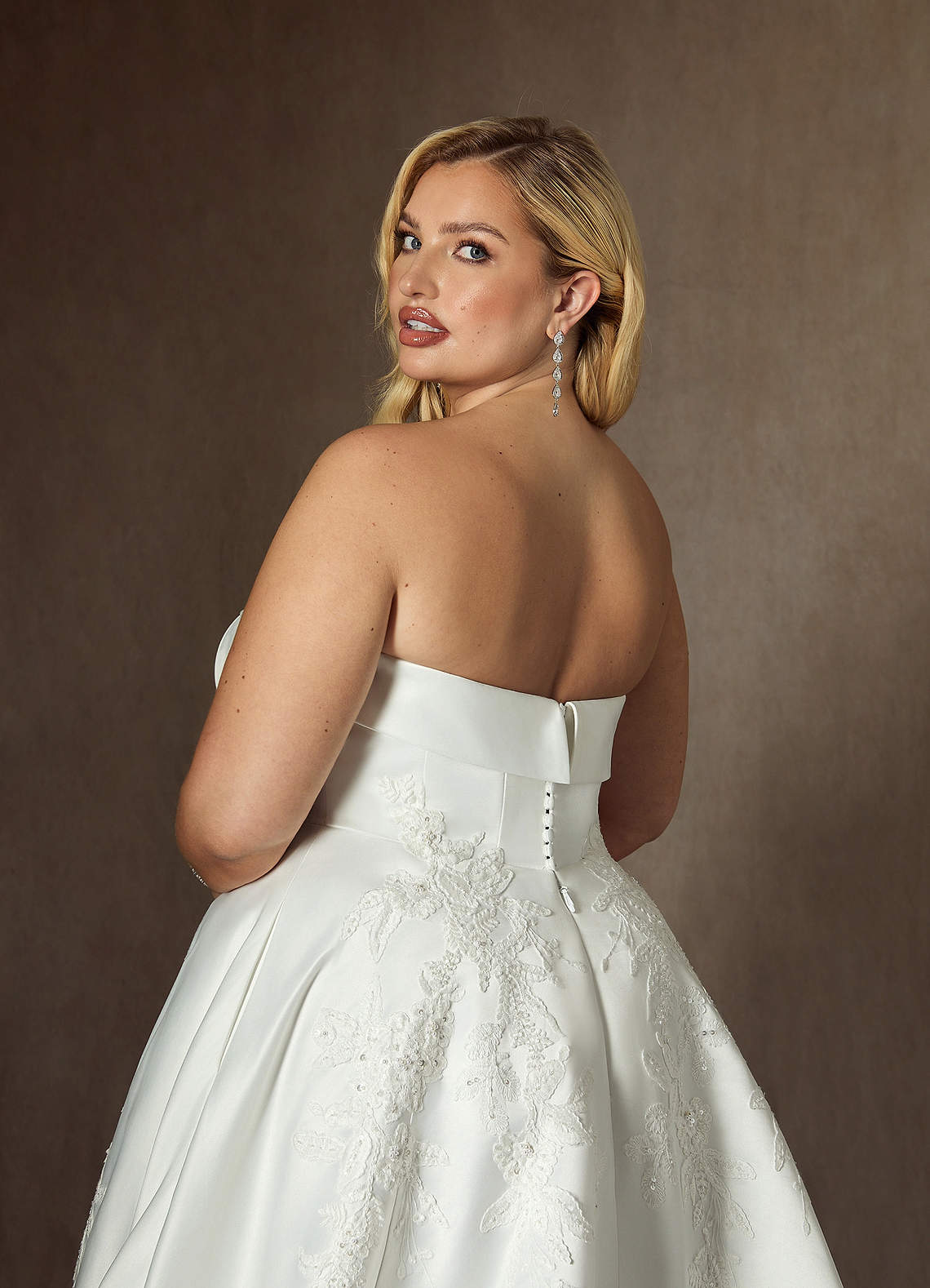 Azazie Fernanda Trouwjurken Jurk van Satijn met Baljurk Strapless Diamant Wit image4