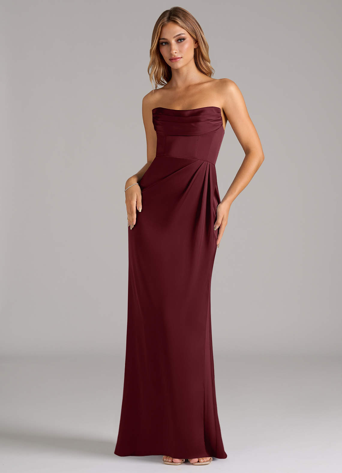 Azazie Johana Robes de demoiselle d'honneur Robe Sirène Convertible en Satin extensible Épaule décolletée Cabernet image4