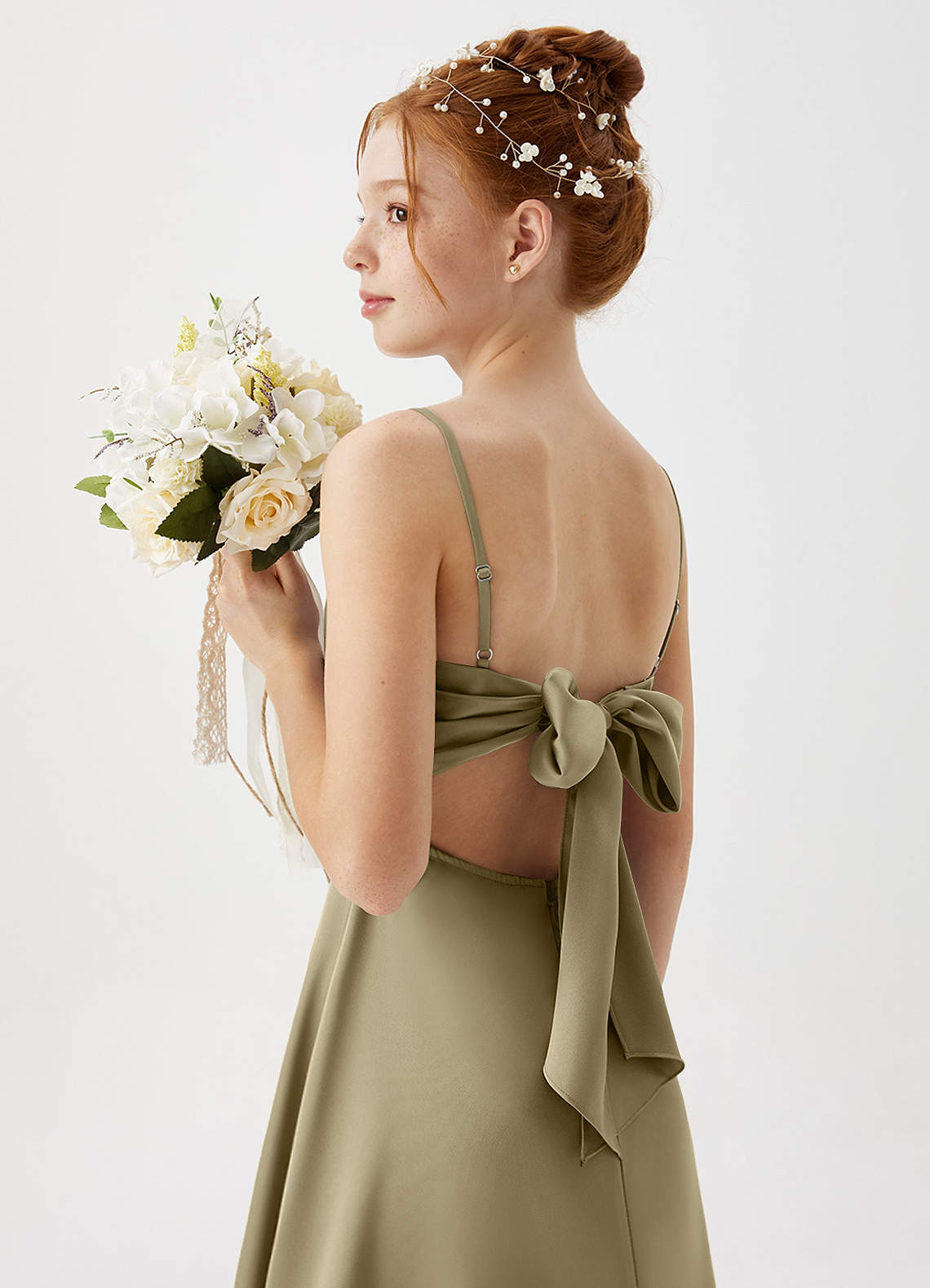 Azazie Shale Junior Robe Trapèze en Satin extensible Vert Mousse image1