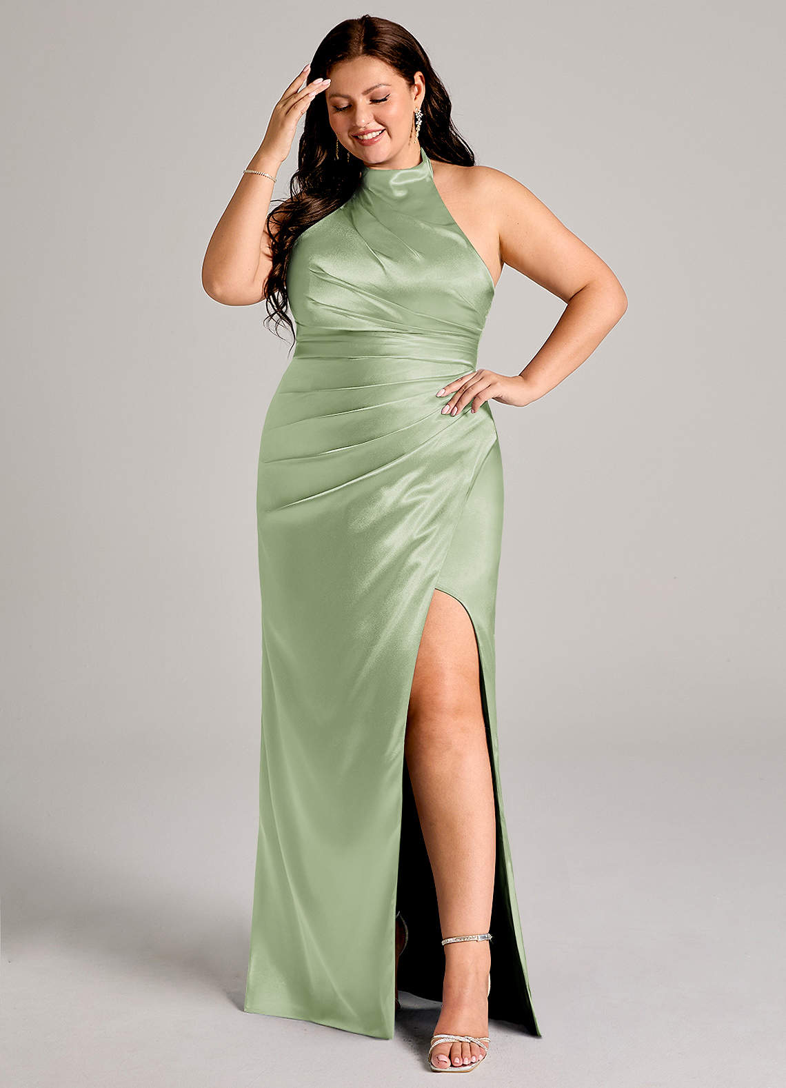 Azazie Jemma Essayer des robes à la maison Robe Fourreau en Satiné métallisé Plissée Bleu Poussiéreux image7