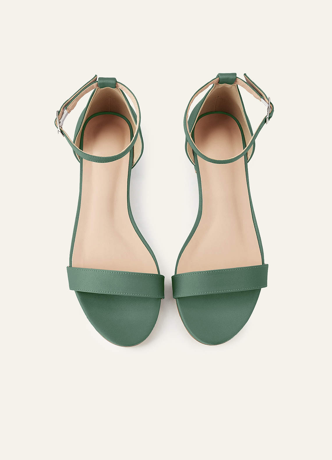 front Bijpassende matte satijnen sandalen met enkele band en gesp voor bij de enkel.