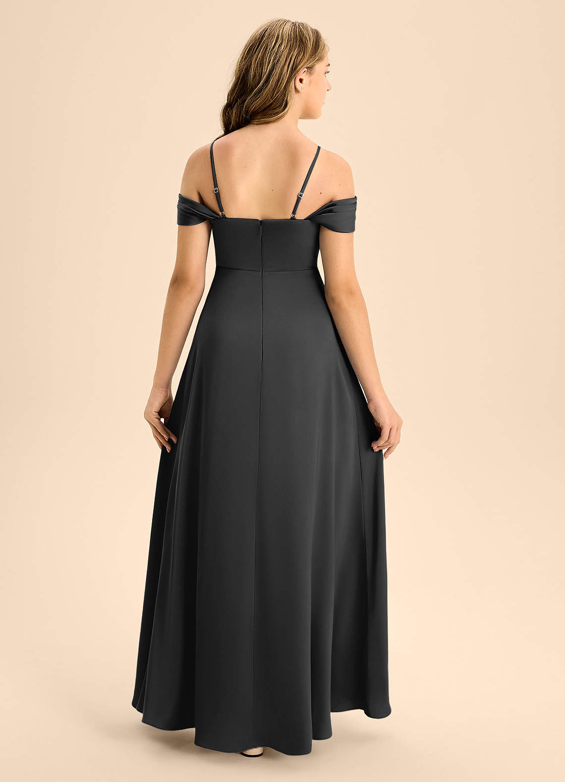 Azazie Anselie Junior Vestido de Negro de Satén Elástico de Corte en A con Vestidos sin tirantes image1