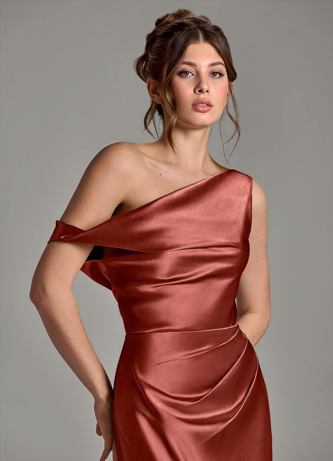 Azazie Emerson Vestidos de madrinha de casamento Vestido Terracota de Cetim Metálico de sereia com Ombros Caídos image6