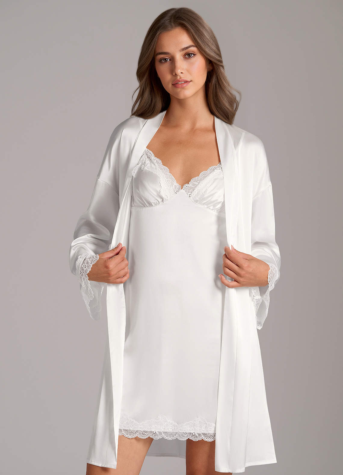 front Ensemble robe et nuisette en satin et dentelle