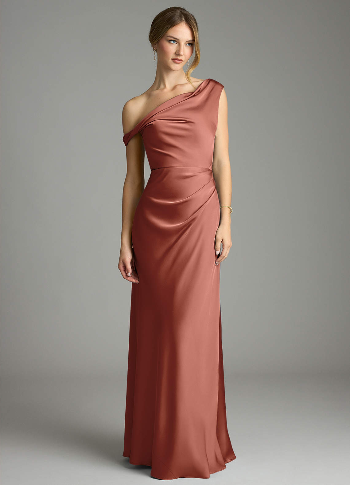 Azazie Emerson Vestidos de madrinha de casamento Vestido Castanho Aloirado de Cetim elástico de sereia com Fora do ombro image3