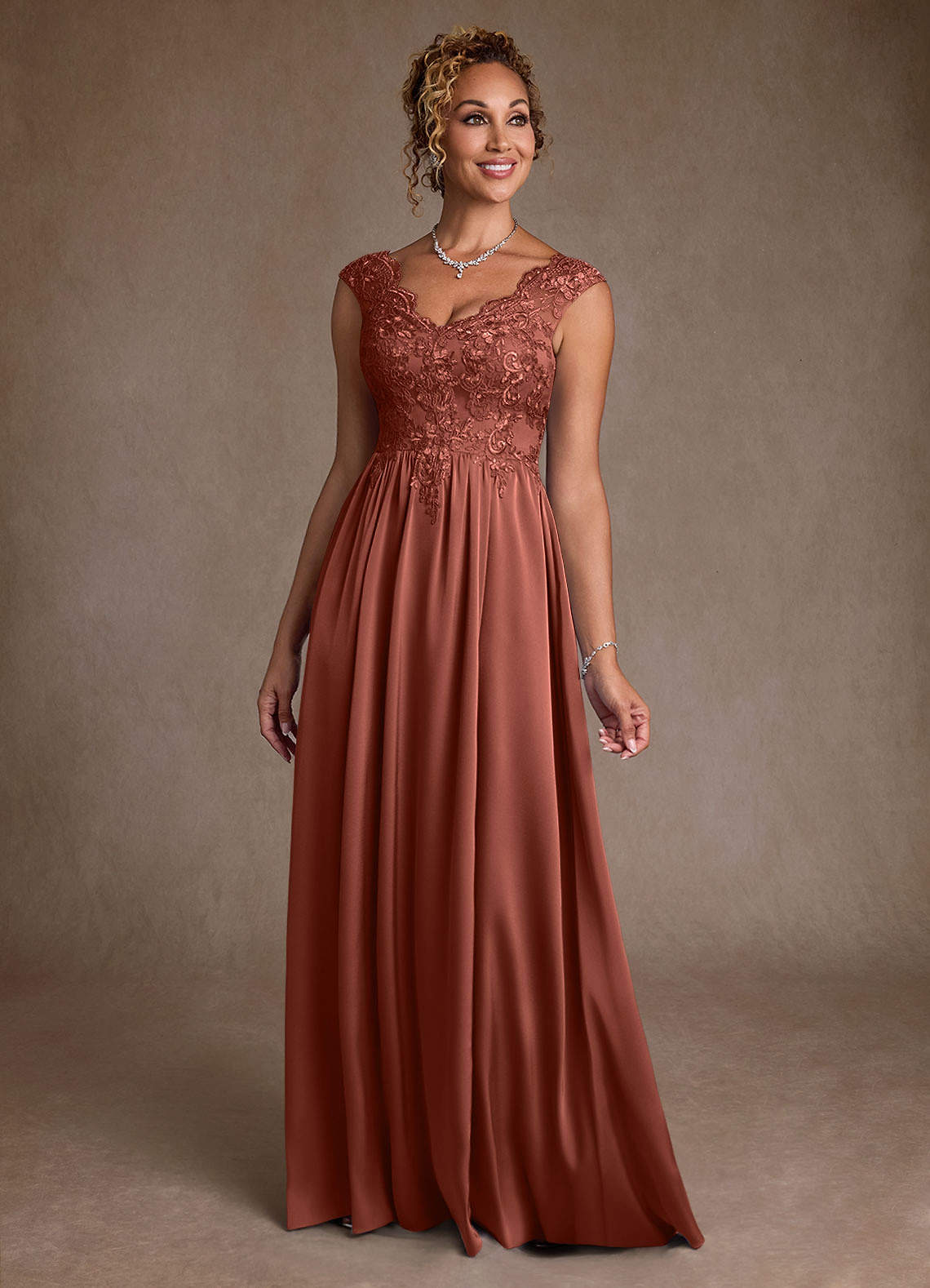 Azazie Amethyst Mère de la mariée Robes Robe Trapèze en Dentelle Auburn image1