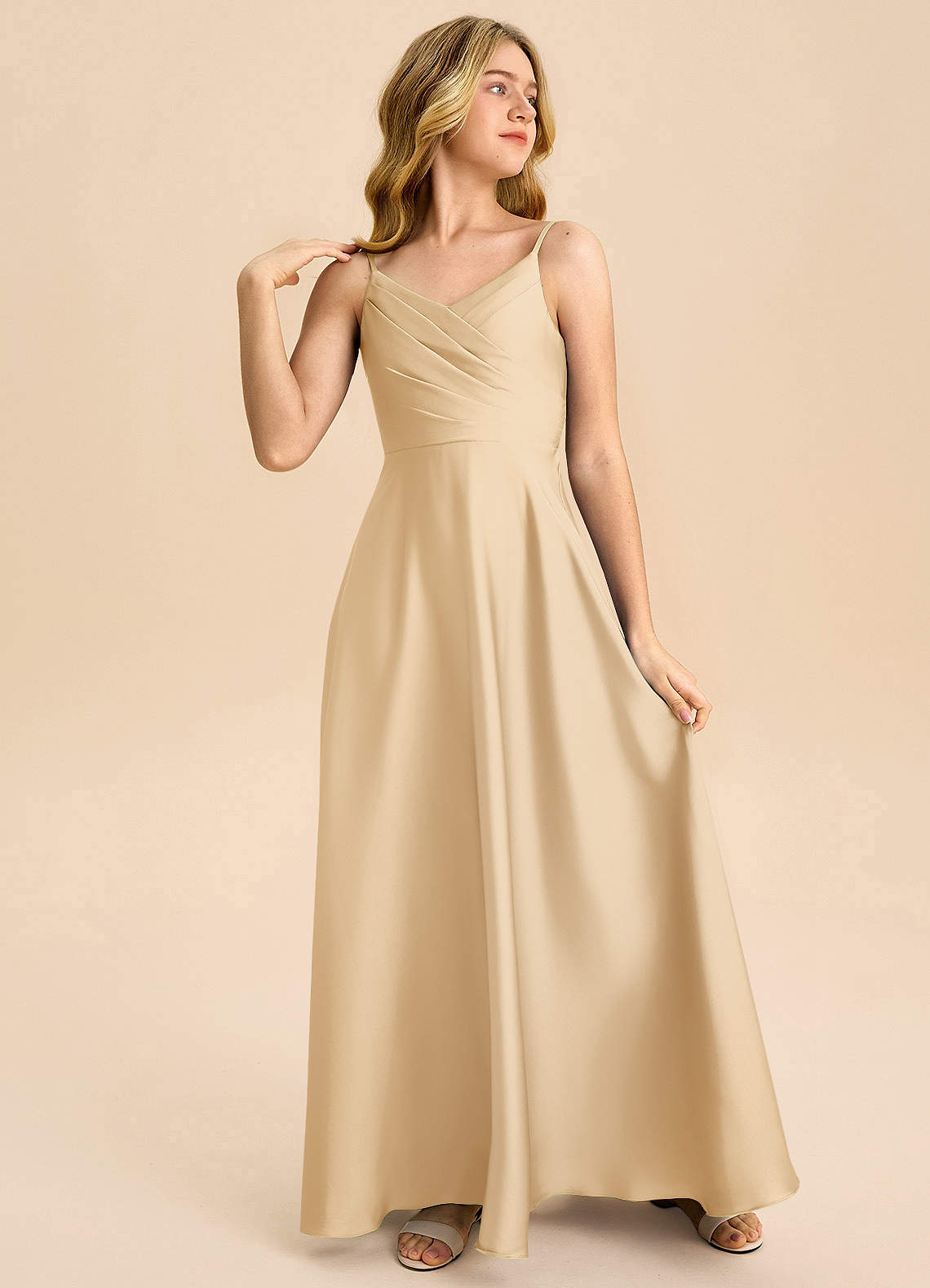 Azazie Bug Junior Robe Trapèze en Satin extensible Plissée Or image3