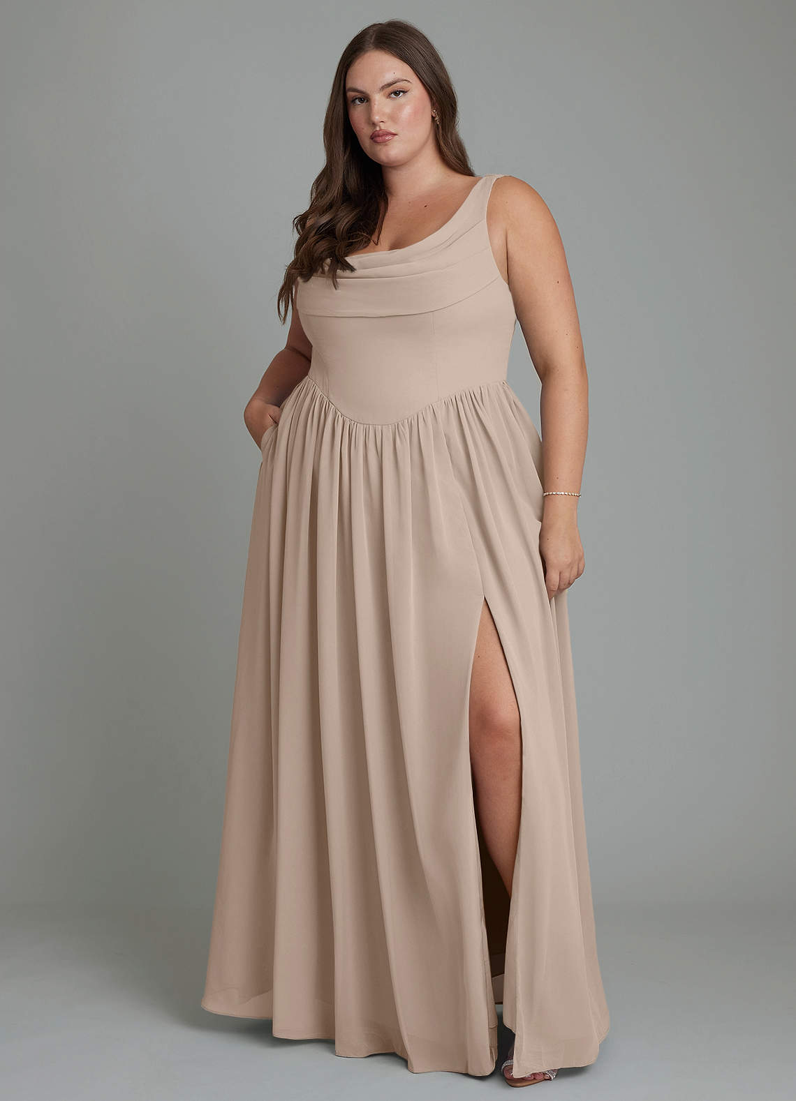 Azazie Novi Robes de demoiselle d'honneur Robe Trapèze en Mousseline de soie Plissé Taupe image1