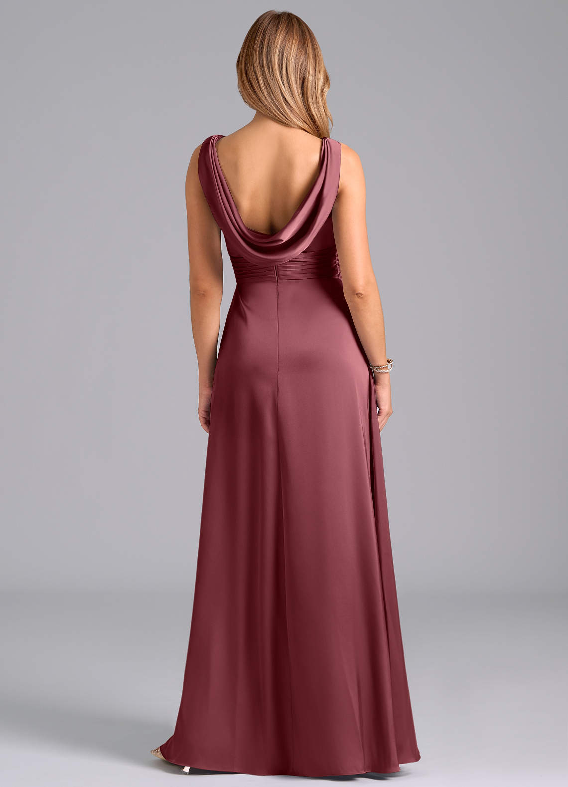 Azazie Karina Essayer des robes à la maison Robe Trapèze en Satin extensible Plissée Rose Du Désert image5