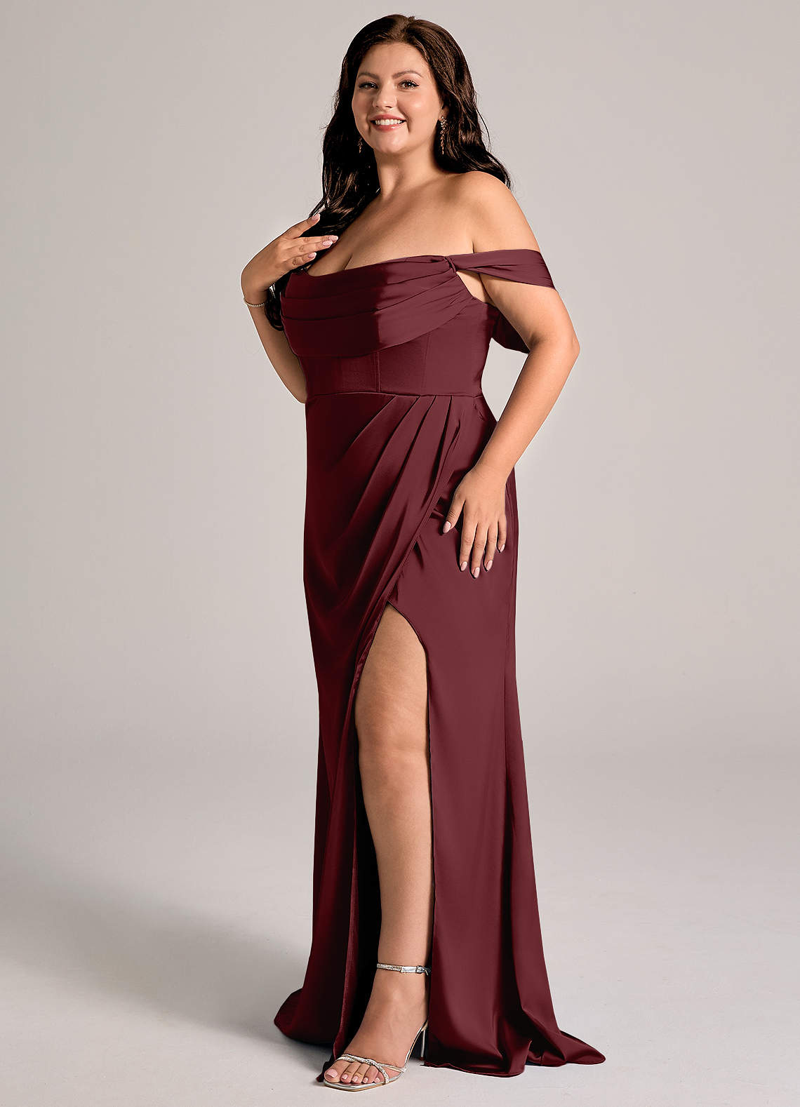 Azazie Johana Robes de demoiselle d'honneur Robe Sirène Convertible en Satin extensible Épaule décolletée Cabernet image9