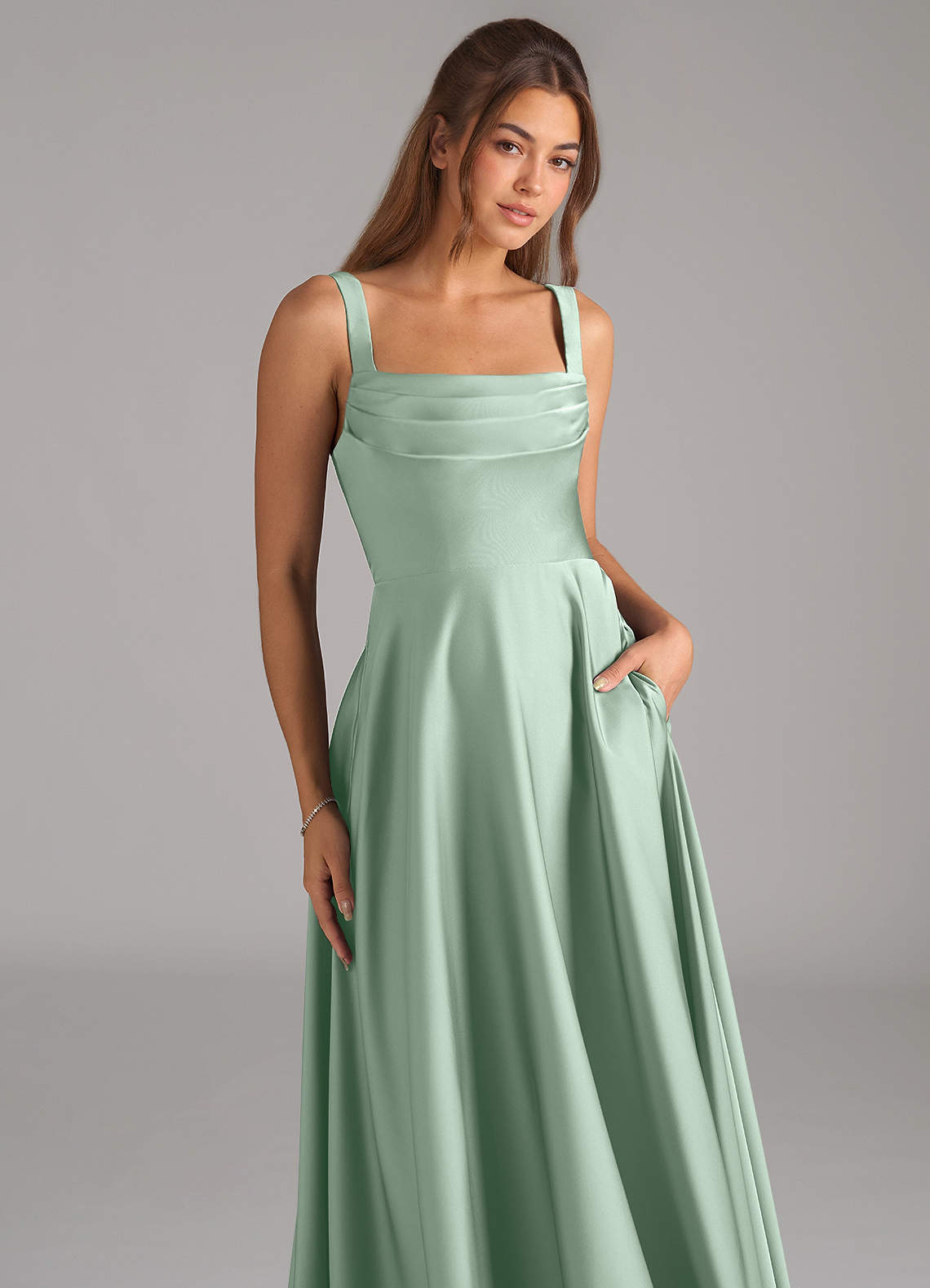 Azazie Shaude Robes de demoiselle d'honneur Robe Trapèze en Satin extensible Plissée Agave image1