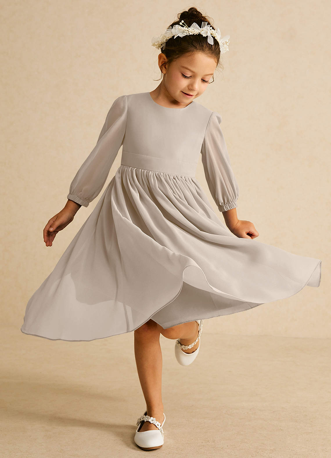 Azazie Lolo Robe Demoiselle D'honneur Fillette Robe Trapèze en Mousseline de soie avec manches Givre image1
