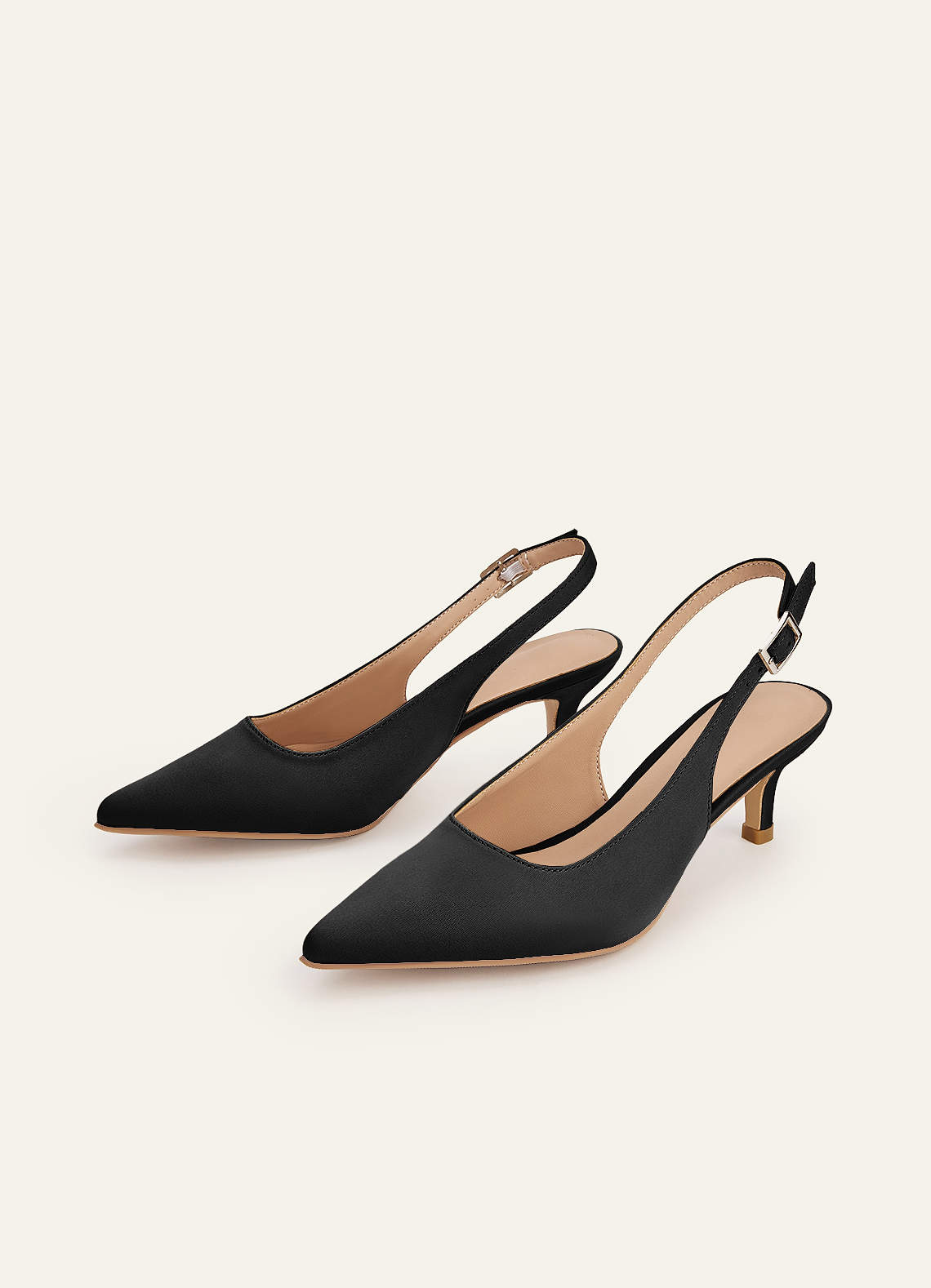 front Sapato de salto baixo com bico fino e tira no calcanhar, em cetim fosco na mesma cor.