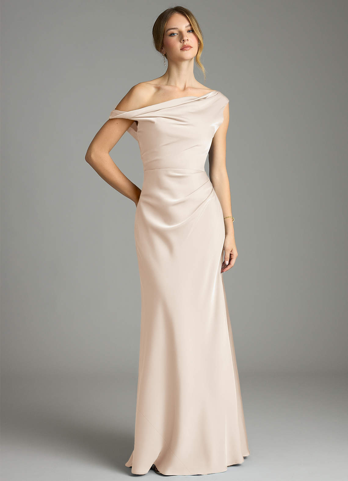 bridesmaid dresses sa Sage green motif Gawing mas memorable ang inyong paglalakad sa aisle. Rent our curated bridesmaid dresses na tahi-kayumanggi at swak sa Pinay beauty. Hindi na kailangang bumili ng bago para sa