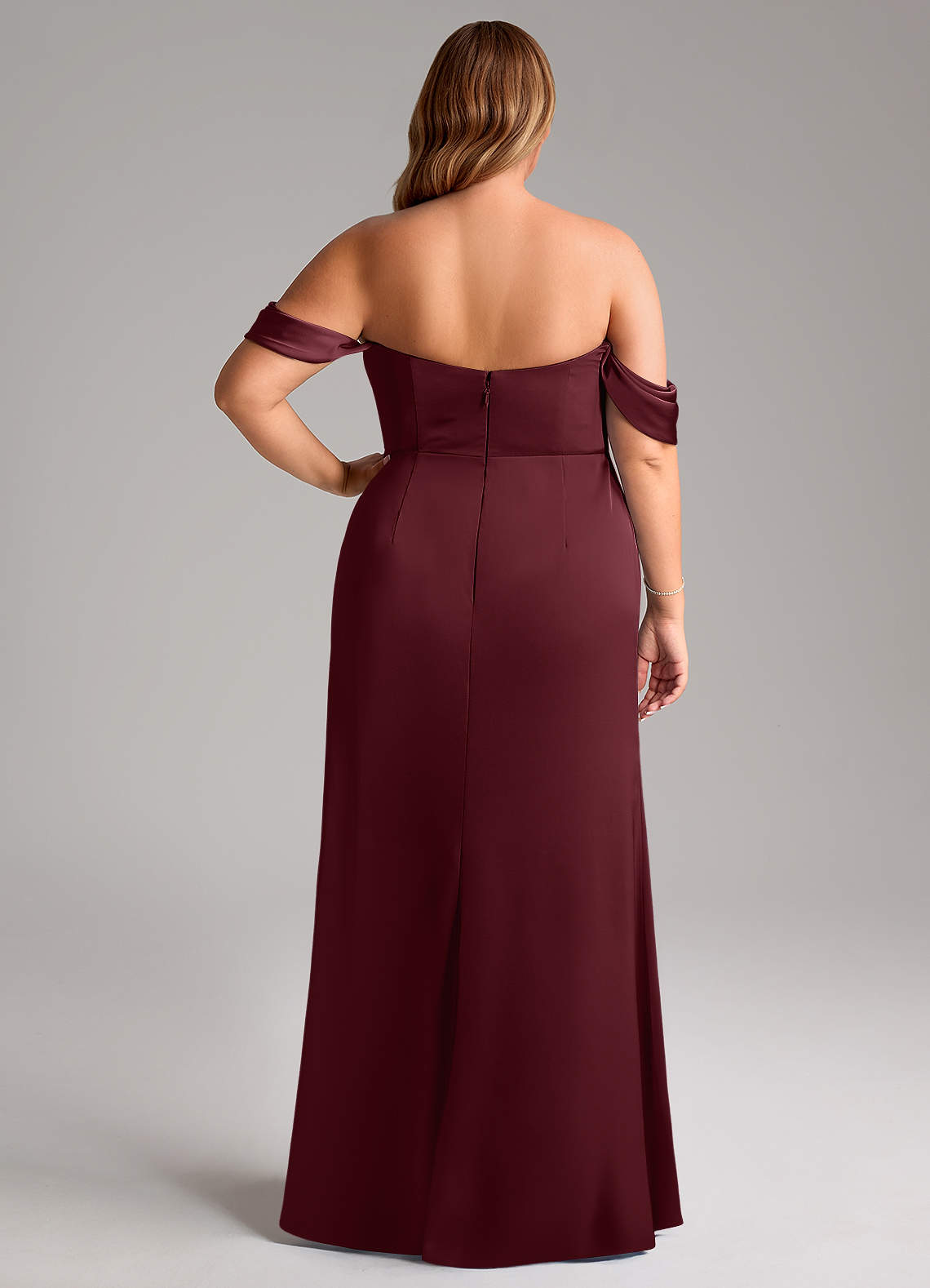 Azazie Saige Vestidos de madrinha de casamento Vestido Cabernet de Cetim elástico de Bainha com Fora do ombro image11