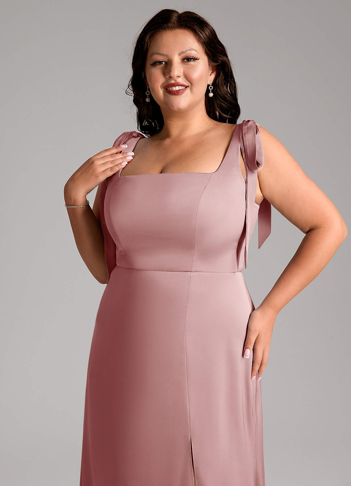 Azazie Frostine Vestidos de madrinha de casamento Vestido Rosa Empoeirada de Cetim elástico de Linha A com Arco image3
