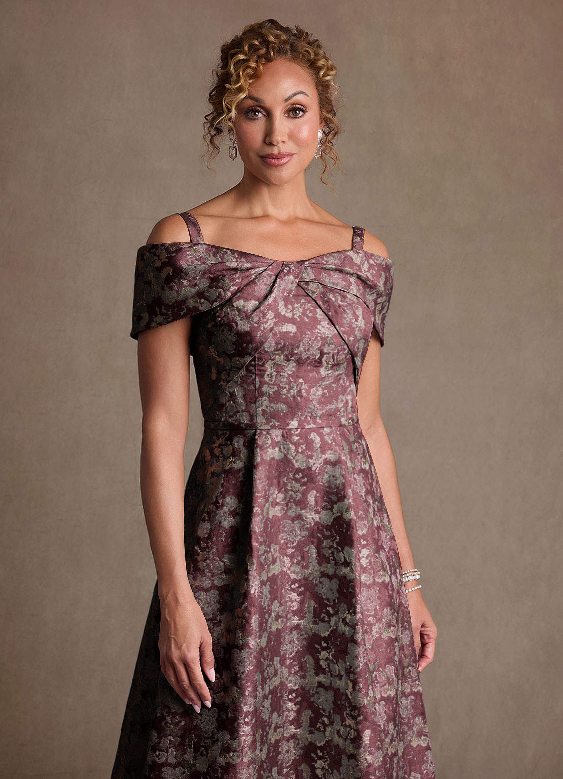 Azazie Harriett Klänningar till brudens mor Klä A-Line i Blommig Jacquard Av axeln Cabernet image4