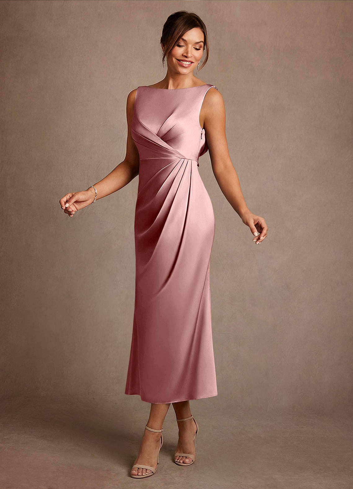 Azazie Mazhe Vestidos para mãe da noiva Vestido Rosa Empoeirada de Cetim elástico de Linha A com Plissado image2