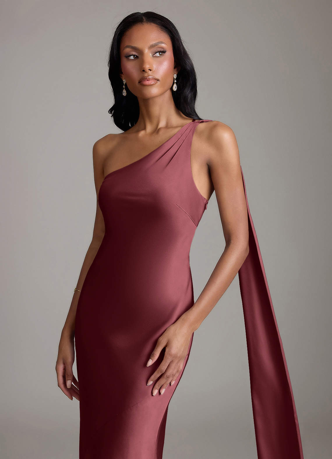 Azazie Juniper Jurken voor bruidsmeisjes Jurk van Stretch Satijn met Zeemeermin One-shoulder Merlot image2