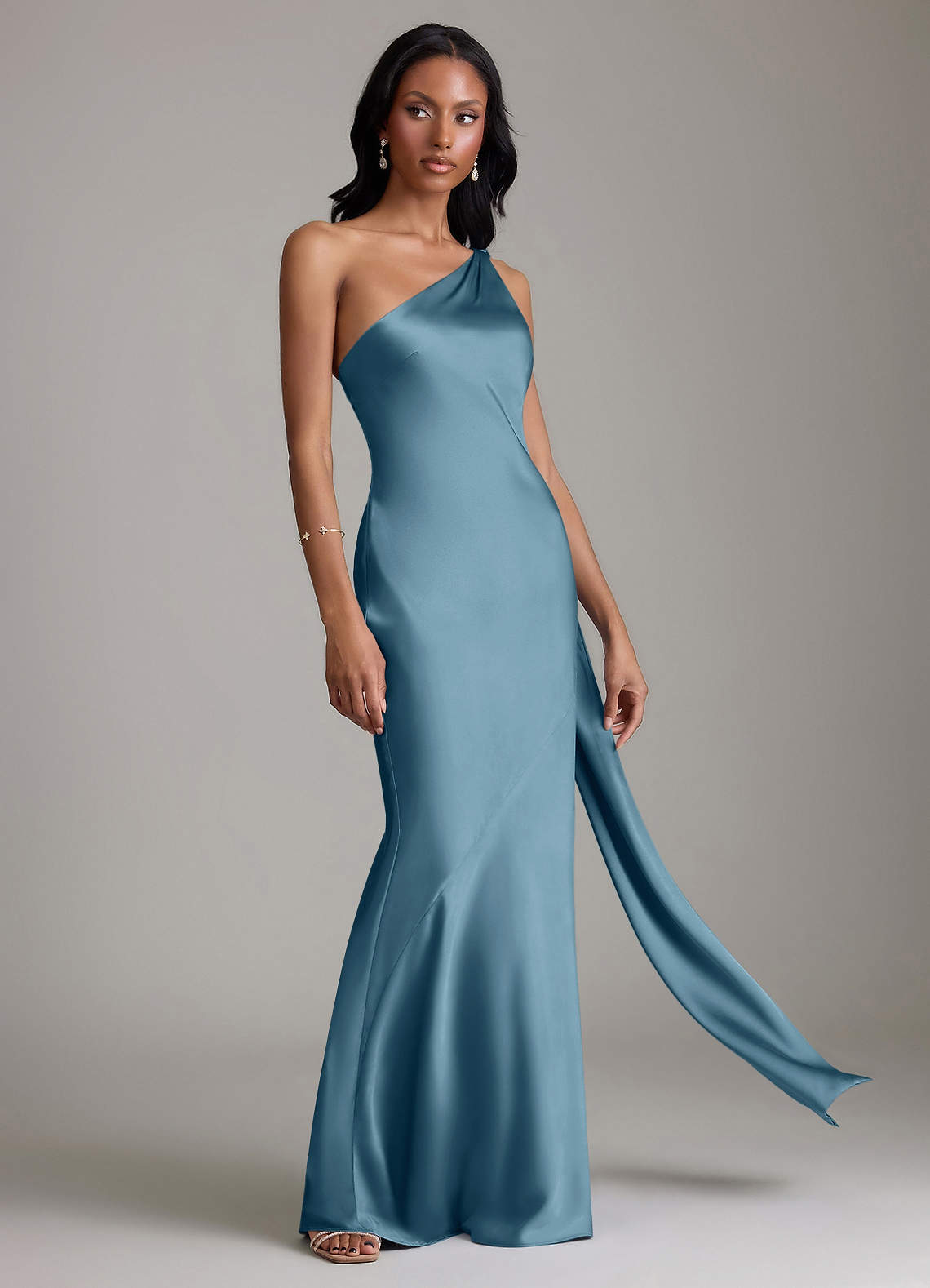 Azazie Juniper Vestidos de madrinha de casamento Vestido Bermudas de Cetim elástico de sereia com Um ombro image4