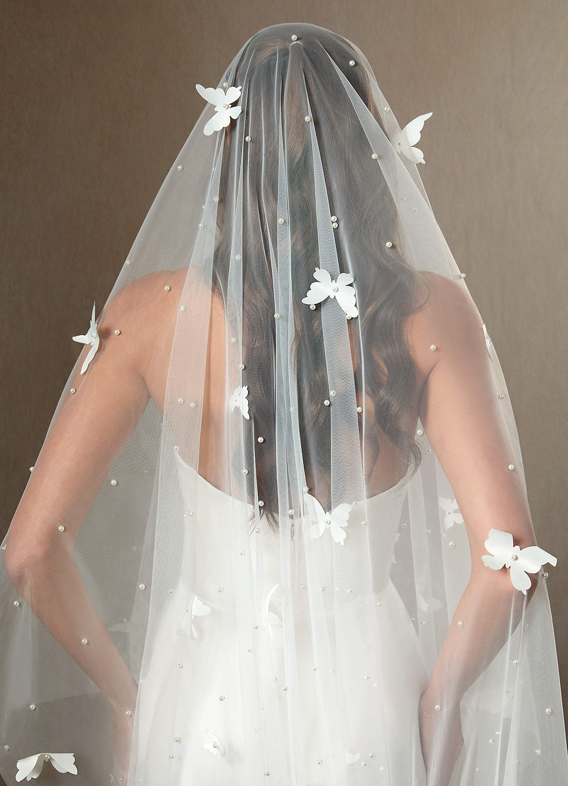 front Véu Blush Drapeado com Comprimento Catedral e Borboleta e Pérolas