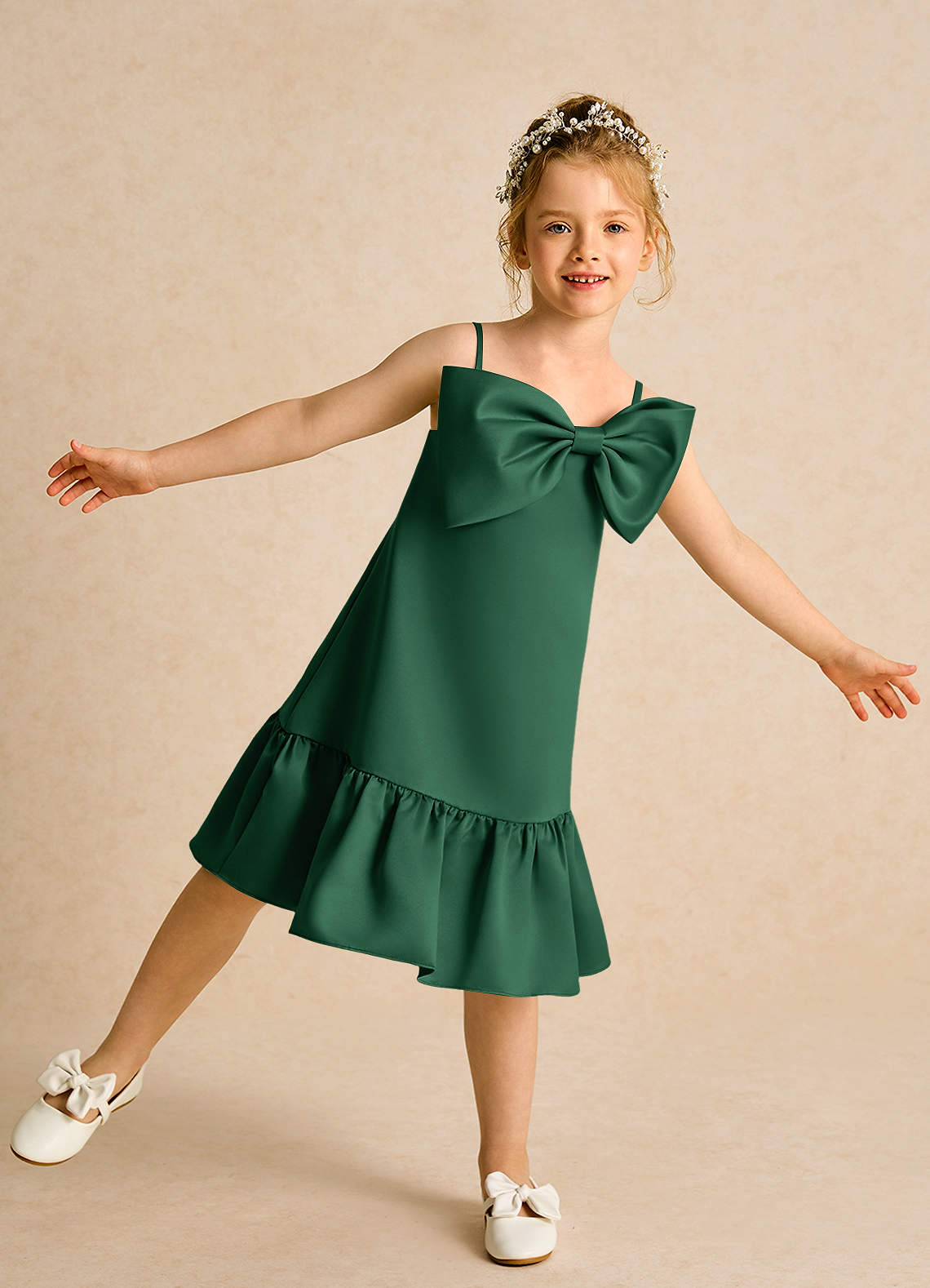 Azazie Kiwi Blumenmädchenkleider A-Linie Spaghetti Riemen Matte Satin Kleid Dunkelgrün image1