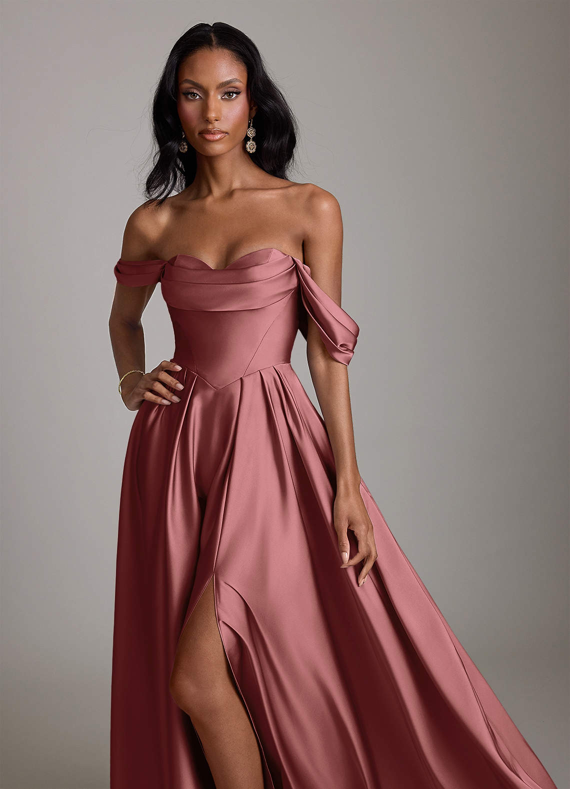 Azazie Loisa Suknie dla druhen Linia A Zza ramienia Satyna elastyczna Do ziemi Sukienka image4